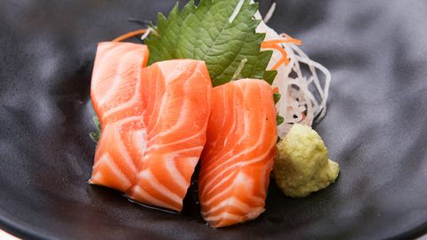 Sashimi aus Lachs auf einem Teller