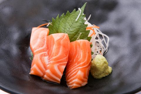 Sashimi aus Lachs auf einem Teller