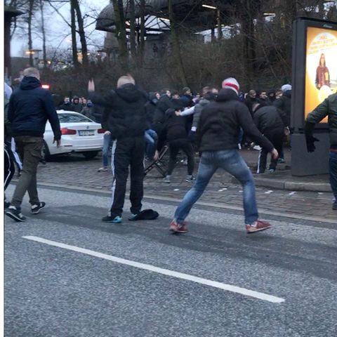 Massenschlägerei: "Ein ganz normaler Einsatz"? – 70 Fußballfans vermöbeln sich mitten in Hamburg