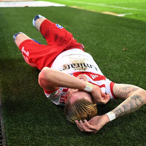 Ein Bild mit Symbolcharakter: HSV-Profi Andre Hahn liegt nach einer Aktion am Boden