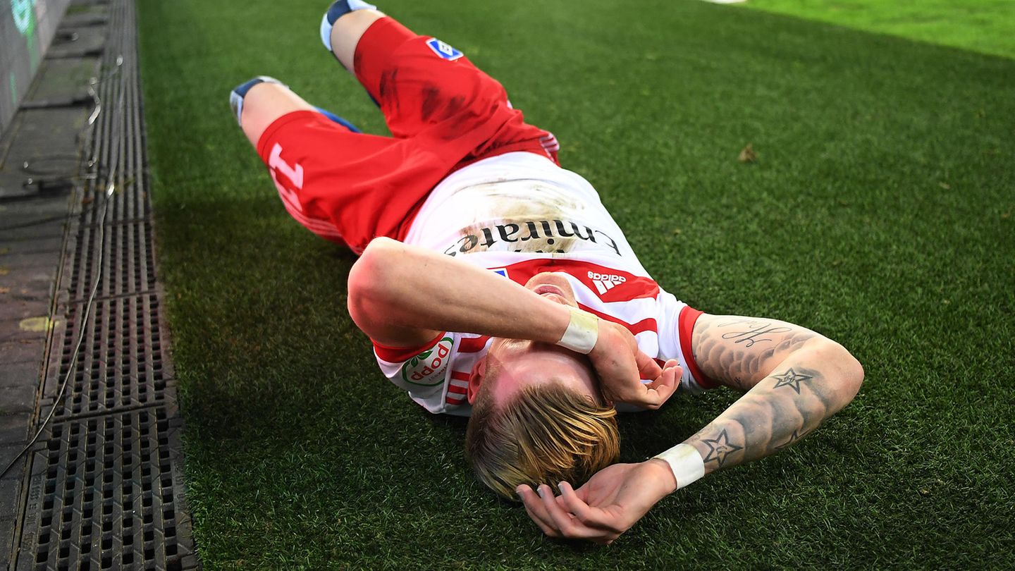 Ein Bild mit Symbolcharakter: HSV-Profi Andre Hahn liegt nach einer Aktion am Boden