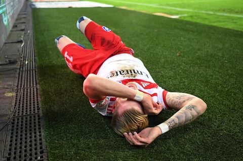 Ein Bild mit Symbolcharakter: HSV-Profi Andre Hahn liegt nach einer Aktion am Boden