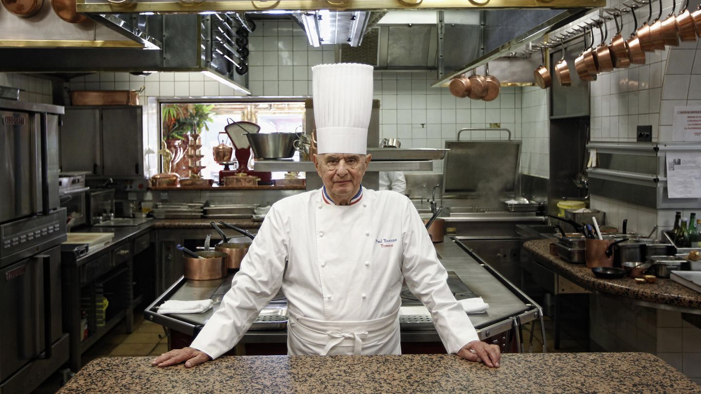 Der französische Spitzenkoch Paul Bocuse in der Küche seines Sternerestaurants "L'Auberge du Pont de Collonges" (2011)
