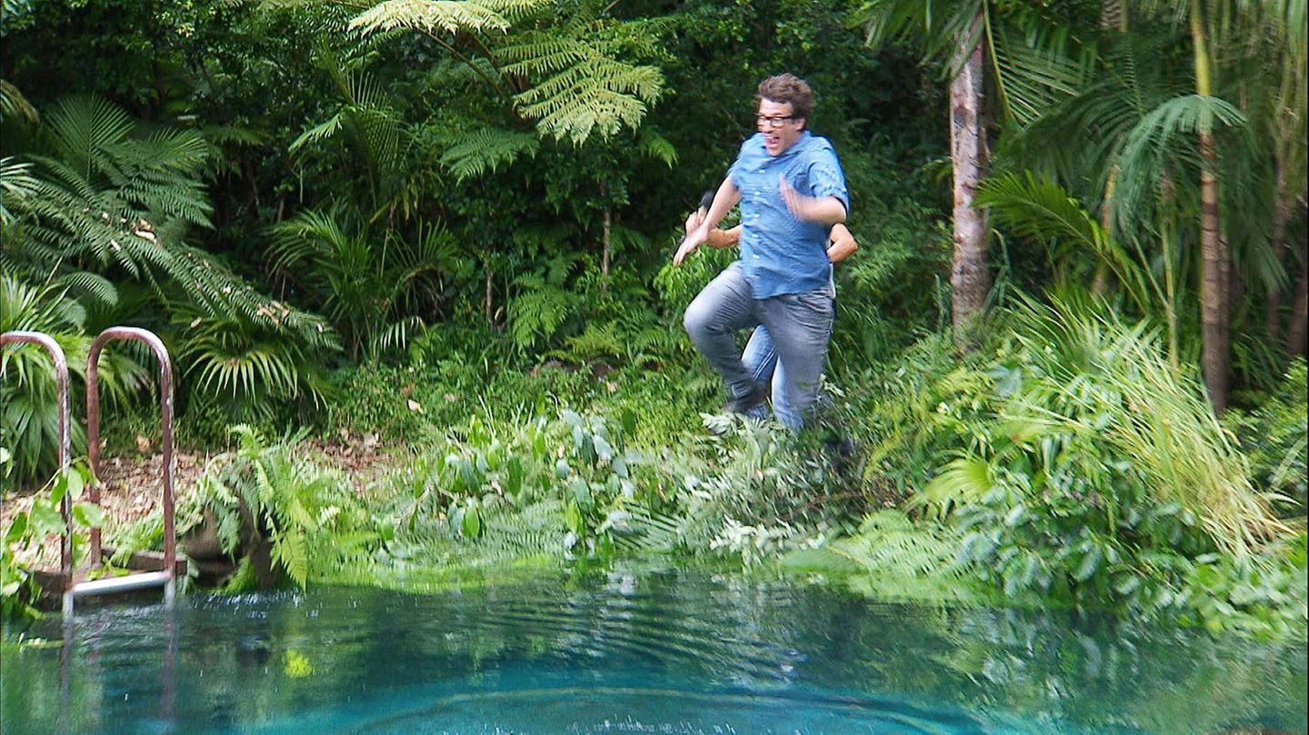 Moderator Daniel Hartwich nimmt eine Abkühlung im See - wenigstens er hat Lust auf Planschen. 