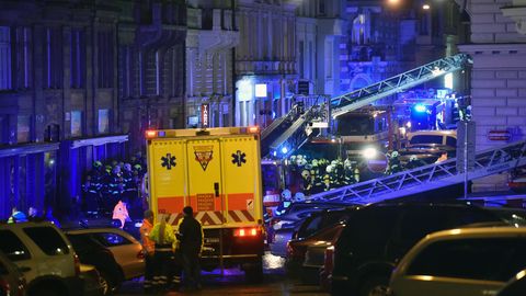 Feuerwehrleute und Sanitäter stehen am 20.01.2018 vor einem Hotel in Prag (Tschechien).