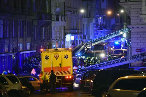 Feuerwehrleute und Sanitäter stehen am 20.01.2018 vor einem Hotel in Prag (Tschechien).