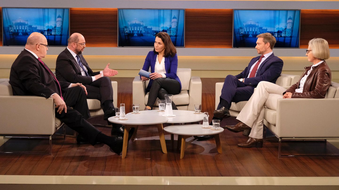 „Neuwahlen sind nicht der richtige Weg“, sagte Martin Schulz (Zweiter von links) gleich zu Beginn bei "Anne Will".