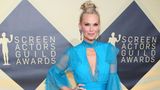 Model Molly Sims schien gar nicht genug Farbe bekommen zu können. Die 44-Jährige kombinierte zum blauen Tüllkleid eine türkisfarbene Clutch und violette Sandalen.