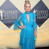 Model Molly Sims schien gar nicht genug Farbe bekommen zu können. Die 44-Jährige kombinierte zum blauen Tüllkleid eine türkisfarbene Clutch und violette Sandalen.