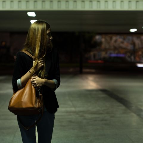 Gefahr: Für viele Menschen, besonders Frauen, ist der Weg nach Hause am Abend eine Tortur.