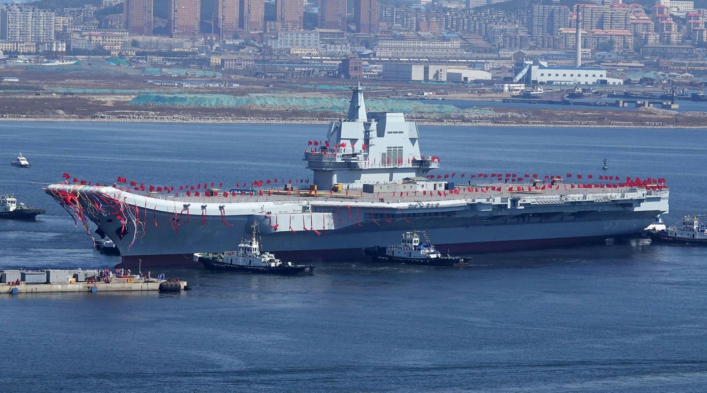       Mit einem alten sowjetischen Träger hat China angefangen, dann folgte der Typ 001A. Chinas neuer Flugzeugträger vom Typ 001A ist kleiner und schwächer bewaffnet als die Träger der USA. Schon das nächste Modell soll sich signifikant von den Vorbildern entfernen.  Lesen Sie:  So fordert Chinas kleiner Flugzeugträger die USA heraus