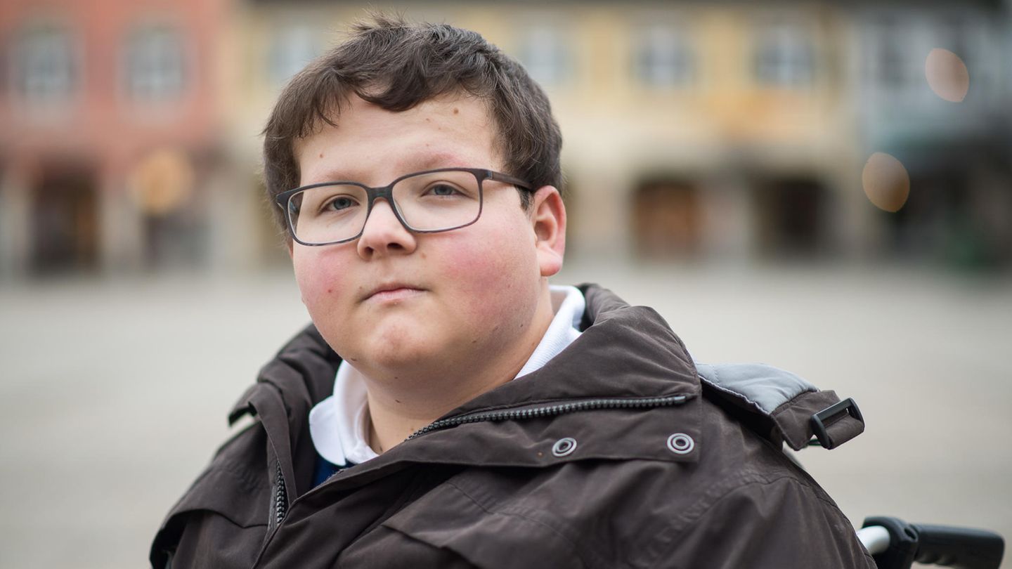 Bei einem Videodreh für ein Schulprojekt wurde Jochen Knoop von einem Mitschüler angerempelt und stürzte mit dem Kopf auf einen Bordstein. Ärzte retteten sein Leben.