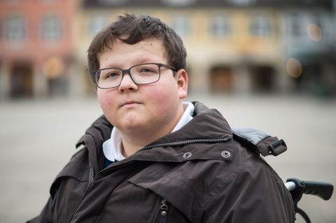 Bei einem Videodreh für ein Schulprojekt wurde Jochen Knoop von einem Mitschüler angerempelt und stürzte mit dem Kopf auf einen Bordstein. Ärzte retteten sein Leben.