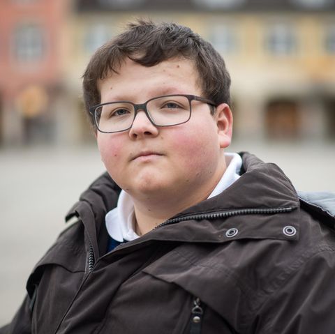 Bei einem Videodreh für ein Schulprojekt wurde Jochen Knoop von einem Mitschüler angerempelt und stürzte mit dem Kopf auf einen Bordstein. Ärzte retteten sein Leben.