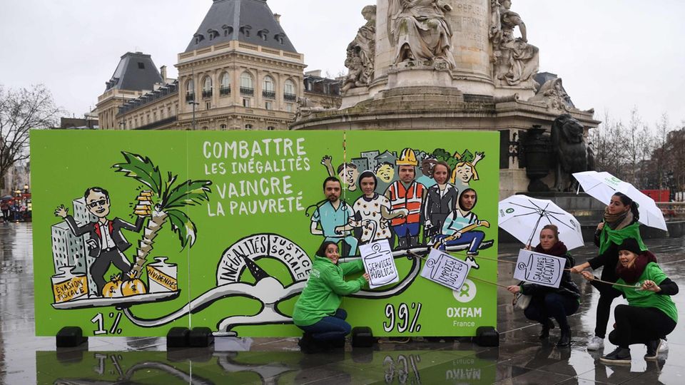 Oxfam-Aktivisten protestieren auf dem Platz der Republik in Paris