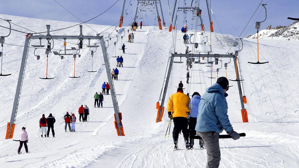 Der Olperer-Lift am Hintertuxer Gletscher im Zillertal bringt die Gäste ins "ewige Eis". Skifahren ist hier ganzjährig möglich. 