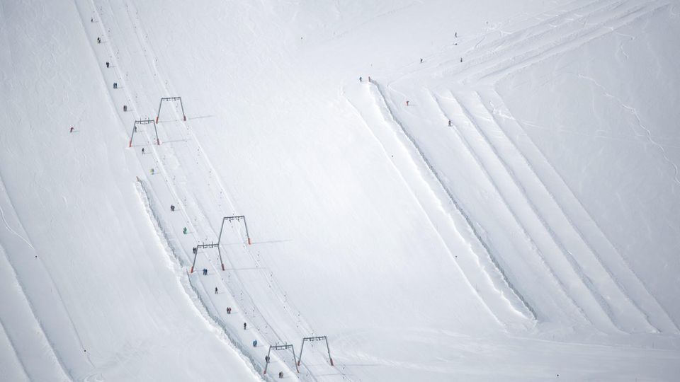 Skifahren in Tirol: Per Lift geht es für Skifahrer und Snowboarder aufwärts Per Lift geht es für Skifahrer und Snowboarder aufwärts