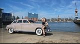 Der limitierte Wochenkalender "Girls & Legendary US-Cars" von Carlos Kella kostet 39,90 Euro und kann hier gekauft werden.