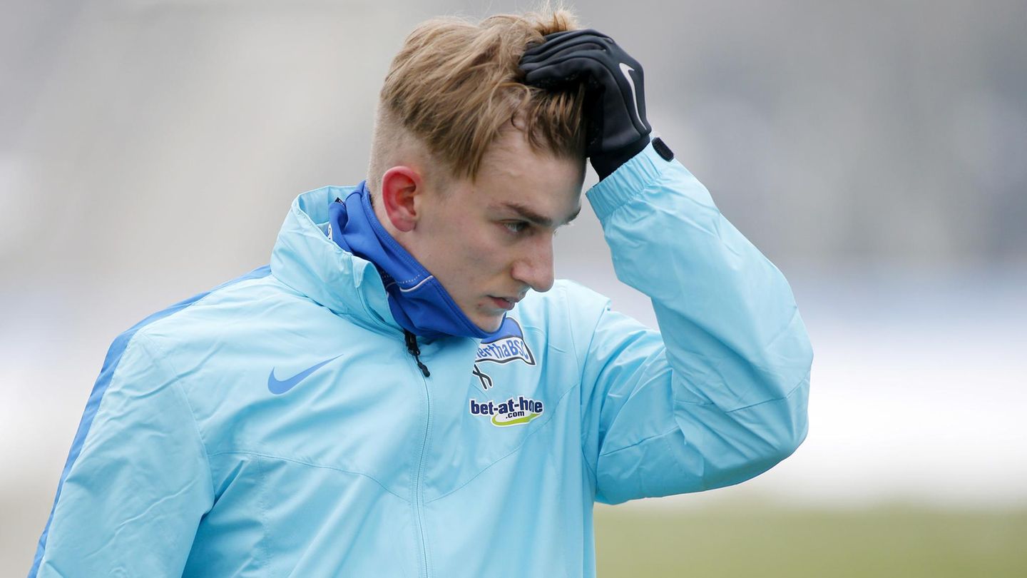 Sinan Kurt ernst im Trainingsdress von Hertha BSC - Club verbannt ihn aus dem Teamtraining
