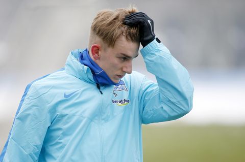 Sinan Kurt ernst im Trainingsdress von Hertha BSC - Club verbannt ihn aus dem Teamtraining