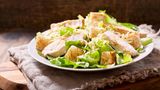 Achten Sie darauf, dass Sie das Essen zu Hause so gut wie möglich vorbereiten. Fangen Sie beispielsweise beim Hühnchensalat nicht erst auf der Party an, das Hühnchen zu braten.