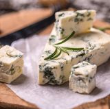 Blauschimmelkäse  Es gibt Menschen, die können von Gorgonzola und Roquefort nicht genug kriegen. Anderen aber wird übel allein vom Geruch. Deshalb wählen Sie lieber einen Käse, der die Gemüter nicht ganz so arg spaltet.