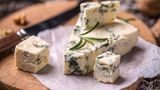 Blauschimmelkäse  Es gibt Menschen, die können von Gorgonzola und Roquefort nicht genug kriegen. Anderen aber wird übel allein vom Geruch. Deshalb wählen Sie lieber einen Käse, der die Gemüter nicht ganz so arg spaltet.