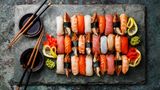 Sushi  Schmeckt köstlich zum Mittag- oder als besonderes Abendessen. Sushi gehört aber nicht zu den Gerichte, die lange auf dem Buffettisch stehen sollten. Deshalb: Bringen Sie besser etwas anderes.