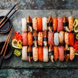 Sushi  Schmeckt köstlich zum Mittag- oder als besonderes Abendessen. Sushi gehört aber nicht zu den Gerichte, die lange auf dem Buffettisch stehen sollten. Deshalb: Bringen Sie besser etwas anderes.