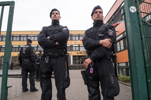 Polizisten bewachen den Eingang zur Käthe-Kollwitz-Gesamtschule in Lünen, während ihre Kollegen wegen eines getöteten Schülers ermitteln