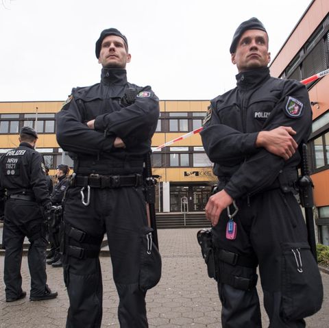 Polizisten bewachen den Eingang zur Käthe-Kollwitz-Gesamtschule in Lünen, während ihre Kollegen wegen eines getöteten Schülers ermitteln