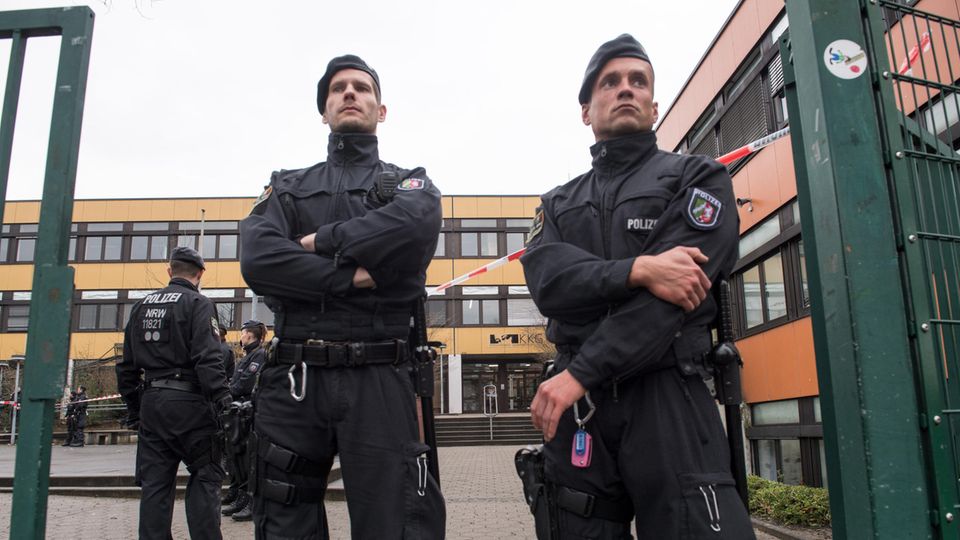 Polizisten bewachen den Eingang zur Käthe-Kollwitz-Gesamtschule in Lünen, während ihre Kollegen wegen eines getöteten Schülers ermitteln