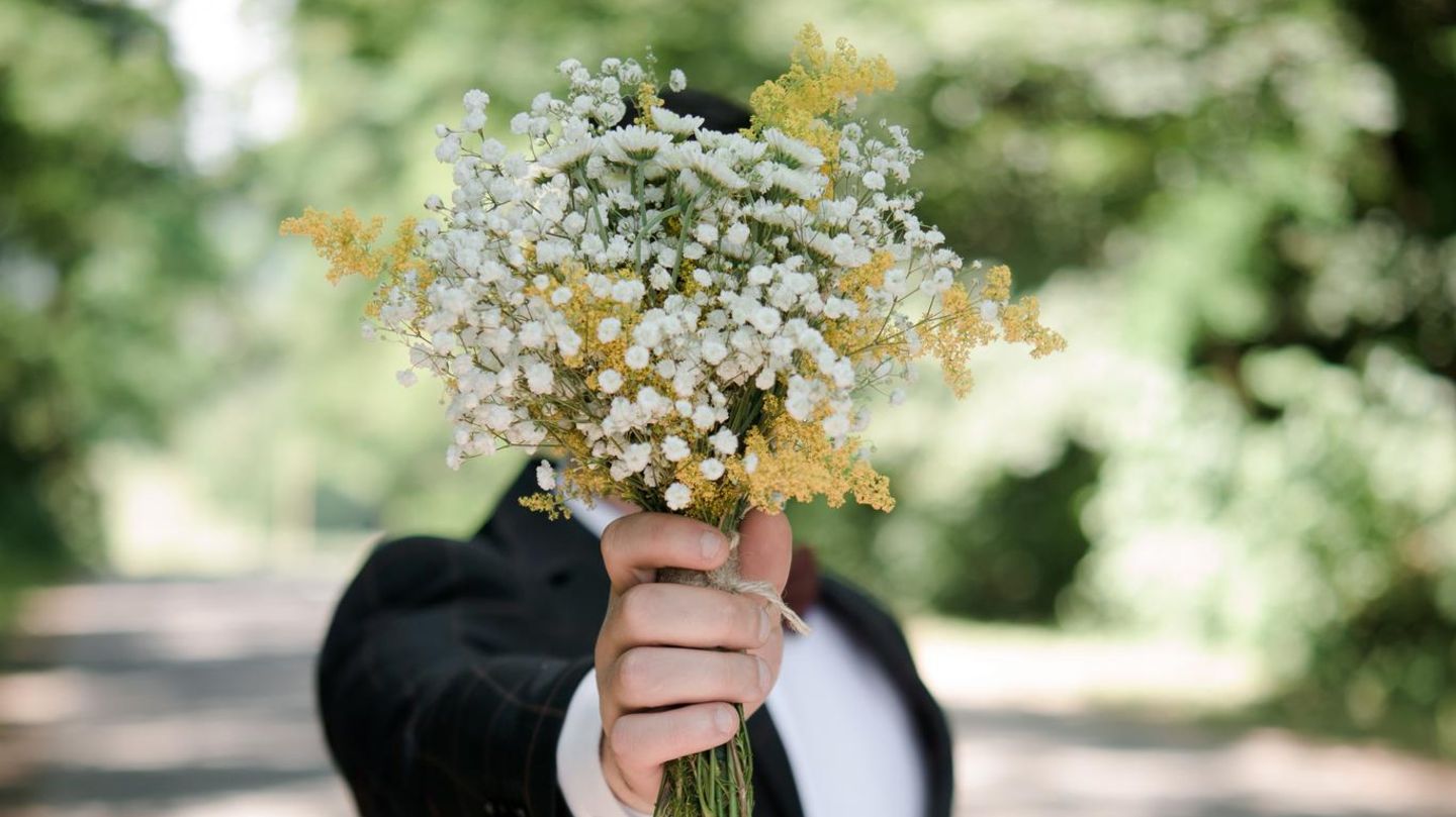 Junger Mann beim Date