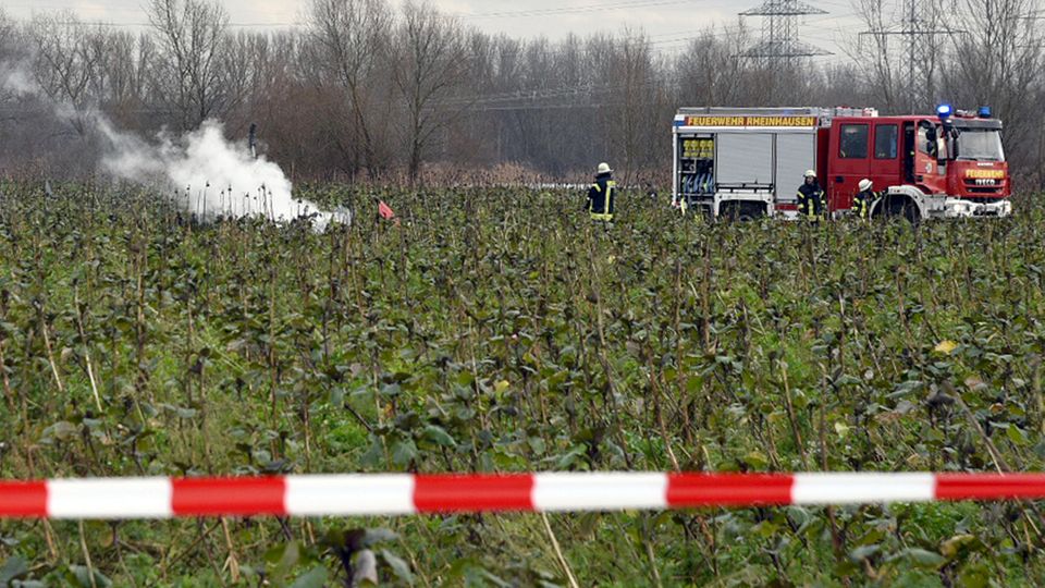 Kollision zwischen Kleinflugzeug und Rettungshubschrauber nahe Philippsburg: Vier Menschen sterben. Kollision zwischen Kleinflugzeug und Rettungshubschrauber nahe Philippsburg: Vier Menschen sterben.