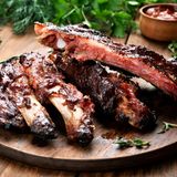 Ribs sind köstlich. Trotzdem haben sie nichts auf einer Party zu suchen, vor allem, wenn sie über und über mit Sauce sind.