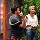 Matthias Mangiapane fürchtet sich vor der Schlange um seinen Hals