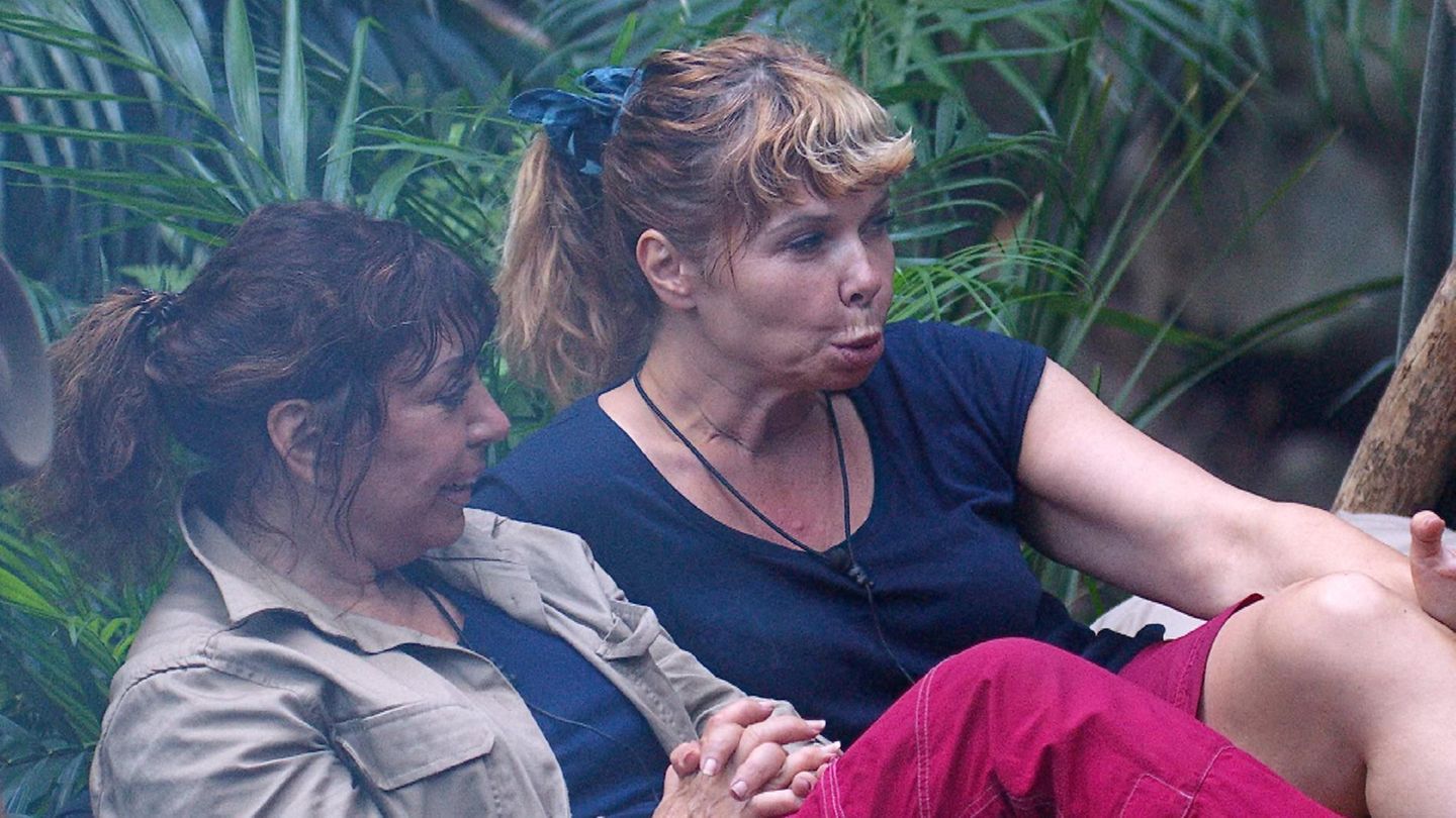 Tina York (l.) und Sandra Steffl gefällt die Reaktion ihrer Mitcamper auf das verdreckte Klo überhaupt nicht