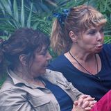 Tina York (l.) und Sandra Steffl gefällt die Reaktion ihrer Mitcamper auf das verdreckte Klo überhaupt nicht