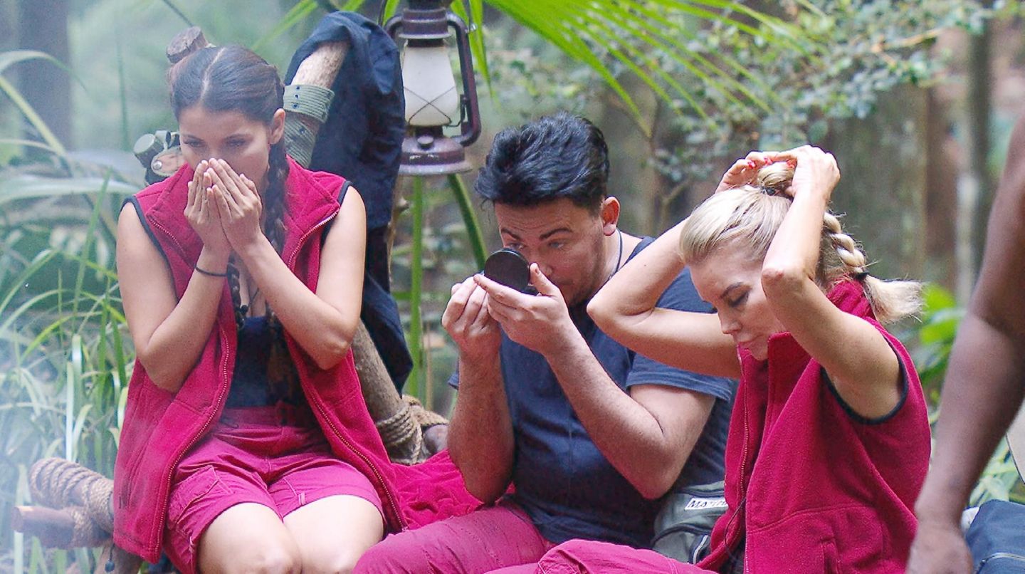Zurück im Camp gibt's für Matthias eine kleine Schönheitskur. Zusammen mit Kattia und Tatjana wird Kajal aufgelegt.