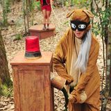 Tatjana Gsell (hinten) wird zur Känguru-Dompteurin