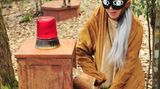 Tatjana Gsell (hinten) wird zur Känguru-Dompteurin