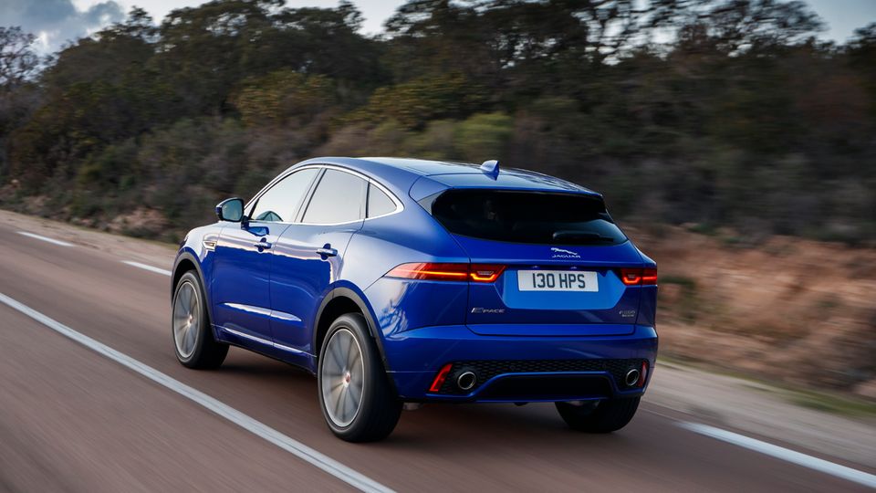 Neuer Jaguar E-Pace : Die Heckleuchten des E-Pace sind eine Verbeugung vor dem legendären E-Type. Sie unterteilen die Rückfront und nehmen ihr die optische Schwere, die vielen SUV eigen ist. Die Heckleuchten des E-Pace sind eine Verbeugung vor dem legendären E-Type. Sie unterteilen die Rückfront und nehmen ihr die optische Schwere, die vielen SUV eigen ist.