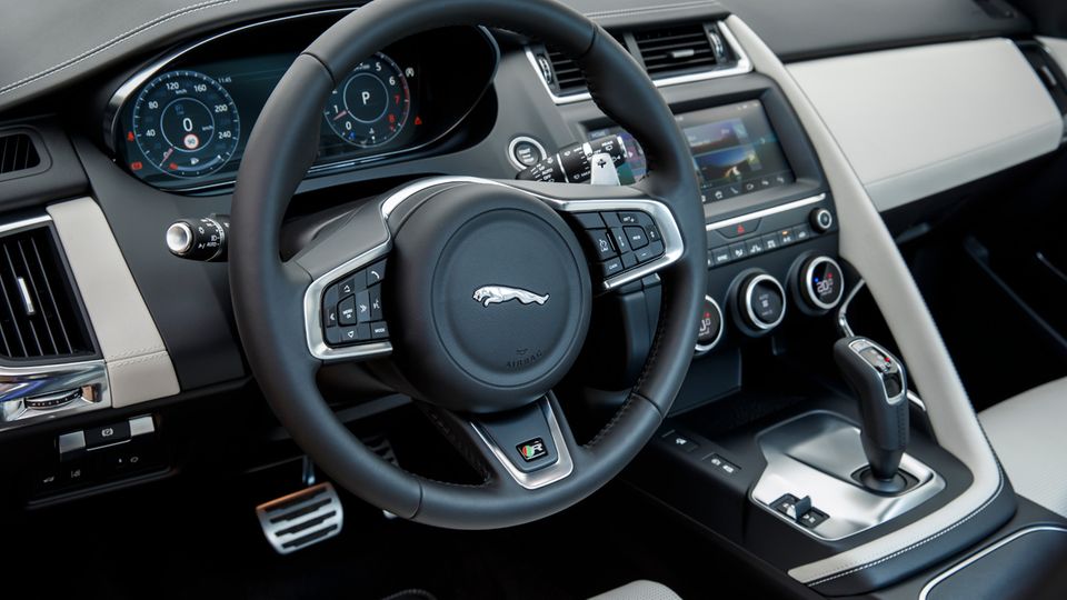 Neuer Jaguar E-Pace : Das Cockpit des Jaguar E-Pace wirkt aufgeräumt und elegant. Der Haltegriff für den Frontpassagier ragt wie eine Bogenbrücke aus dem Armaturenträger und unterteilt Fahrer- und Beifahrerplatz. Das Cockpit des Jaguar E-Pace wirkt aufgeräumt und elegant. Der Haltegriff für den Frontpassagier ragt wie eine Bogenbrücke aus dem Armaturenträger und unterteilt Fahrer- und Beifahrerplatz.