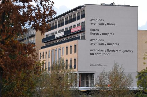 Ein Gedicht des Lyrikers Eugen Gomringer ziert die Fassade der Alice Salomon Hochschule in Berlin.