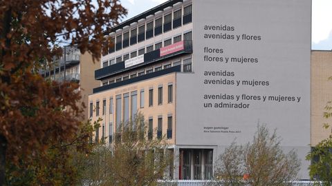 Ein Gedicht des Lyrikers Eugen Gomringer ziert die Fassade der Alice Salomon Hochschule in Berlin.