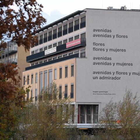 Ein Gedicht des Lyrikers Eugen Gomringer ziert die Fassade der Alice Salomon Hochschule in Berlin.