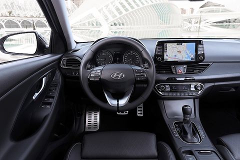 Das Ckockpit im Hyundai i30 Fastback ist aufgeräumt und übersichtlich, das Navi etwas lahm