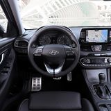 Das Ckockpit im Hyundai i30 Fastback ist aufgeräumt und übersichtlich, das Navi etwas lahm