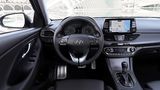 Das Ckockpit im Hyundai i30 Fastback ist aufgeräumt und übersichtlich, das Navi etwas lahm