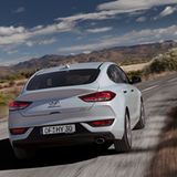 Die Spoilerlippe auf der Kofferraumklappe dominiert das Heck des Hyundai i30 Fastback